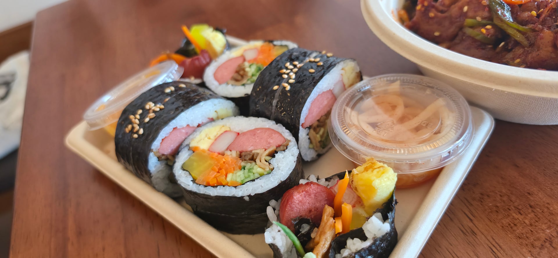 여러 재료가 들어간 두툼한 오리지널 김밥과 곁들임