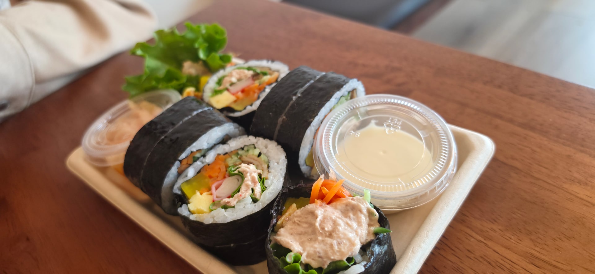 참치김밥과 별도 용기에 담긴 소스